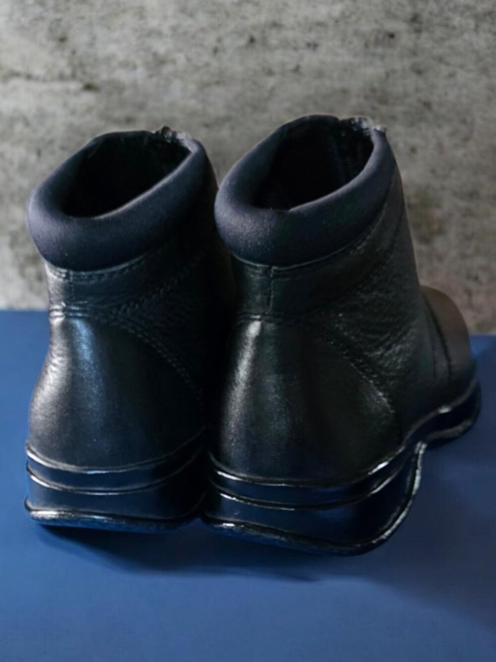 NWOB COBBIE CUDDLERS ( 6.5 ) Black Pebbled Leather Front Zip Ankle Boots - Picture 3 of 9